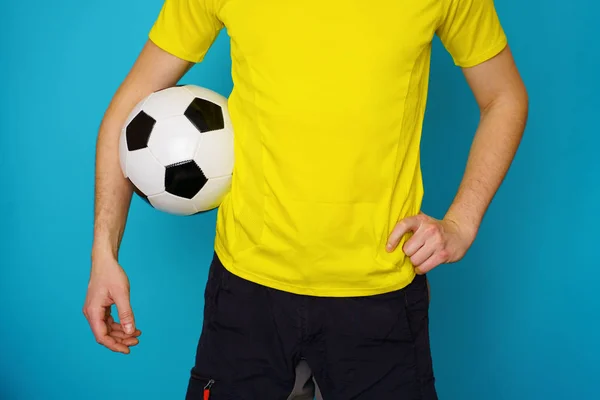 El hombre es fanático del fútbol en camiseta amarilla con pelota de fútbol —  Fotos de Stock