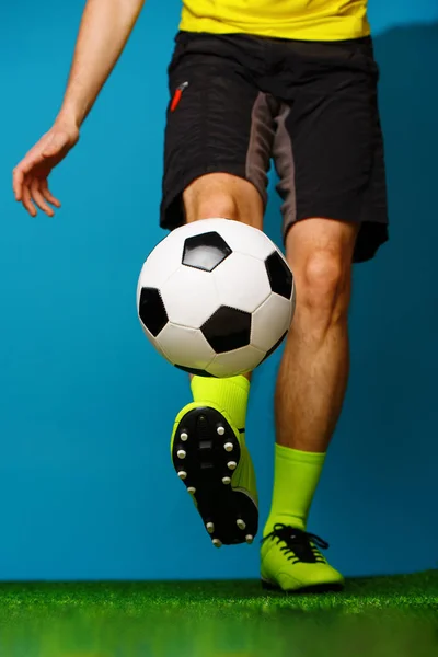 Soccer player with ball on the green grass. — Stockfoto