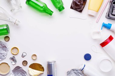 Metal, plastik ve cam - geri dönüşüm için çöp seçimi. Geri dönüşüm kavramı