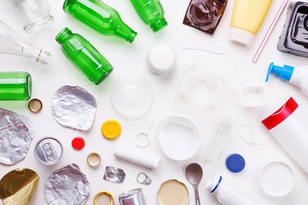 Selección de basura para reciclar: metal, plástico y vidrio. Concepto de reciclaje —  Fotos de Stock