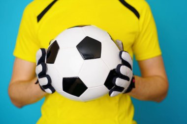 Adam futbol topu ile sarı t-shirt socccer fan