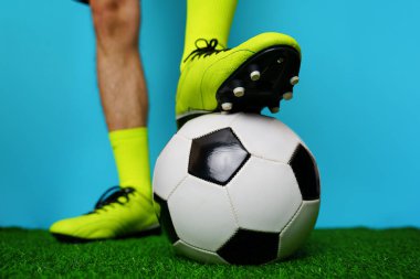 Yeşil çim üzerinde top ile futbol oyuncusu.