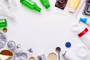 Metal, plastik ve cam - geri dönüşüm için çöp seçimi. Geri dönüşüm kavramı
