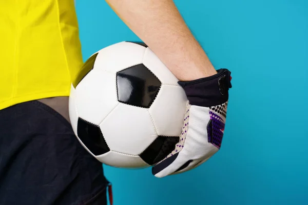 Man är socccer fläkt i gul t-shirt med Soccer Ball — Stockfoto