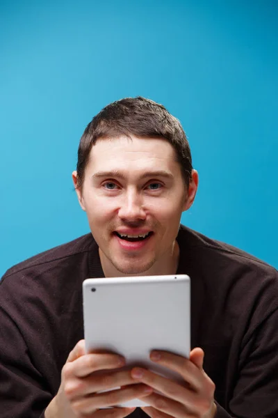 Man using a tablet computer — Stock Photo, Image