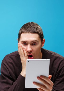 Tablet bilgisayar kullanan bir adam