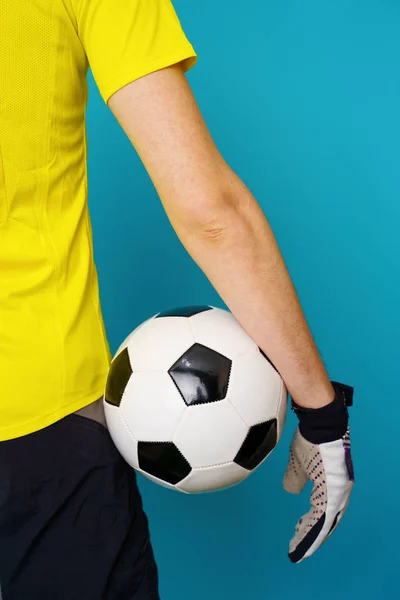 Man är socccer fläkt i gul t-shirt med Soccer Ball — Stockfoto