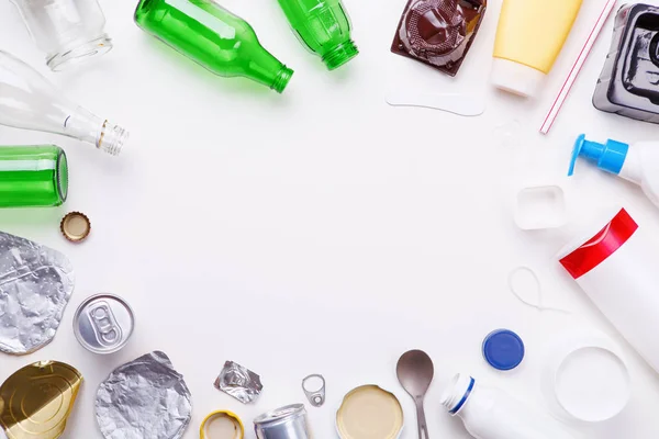Вибір сміття для переробки металу, пластику та скла. Концепція переробки — стокове фото