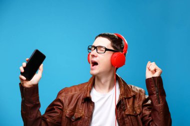 Adam kulaklık ile müzik dinlemek.