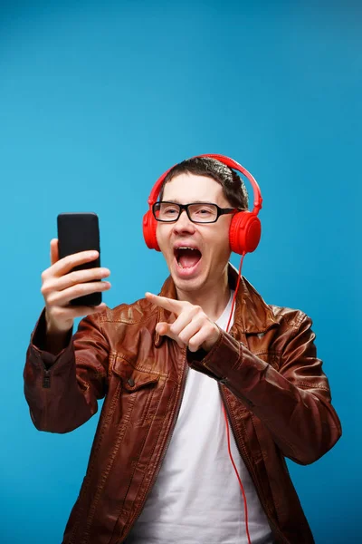 Adam kulaklık ile müzik dinlemek.