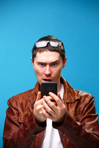 Un homme utilise le téléphone et regarde l'écran . — Photo