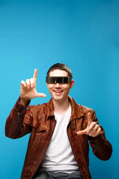 Un hombre está usando las gafas de la realidad virtual . — Foto de Stock