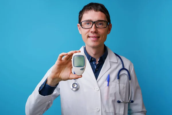 Retrato de médico com estetoscópio e medidor de glicemia na mão — Fotografia de Stock