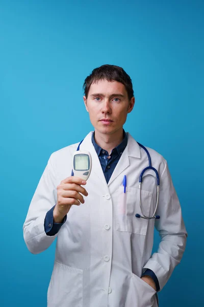 Портрет доктора со стетоскопом и глюкозой крови в руке — стоковое фото