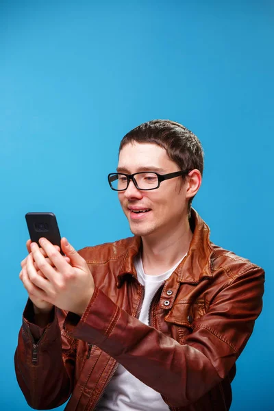 Un homme utilise le téléphone et regarde l'écran . — Photo