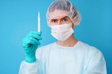 Steril mavi üniformalı cerrah, tıbbi eldiven ve maske