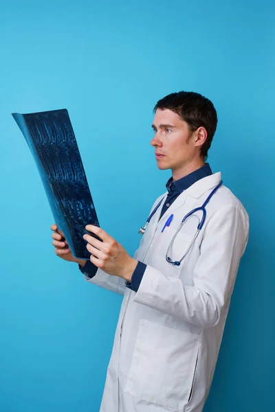 Porträt eines Arztes mit einem Stethoskop am Hals und einem Röntgenbild in der Hand — Stockfoto