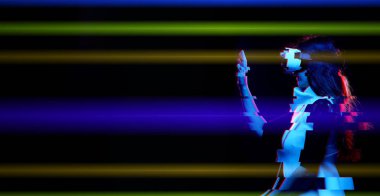 Kadın sanal gerçeklik kulaklığı kullanıyor. Hata efektli resim.