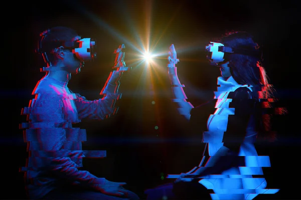 Un par de personas se comunican usando un auricular de realidad virtual. Imagen con efecto glitch . — Foto de Stock
