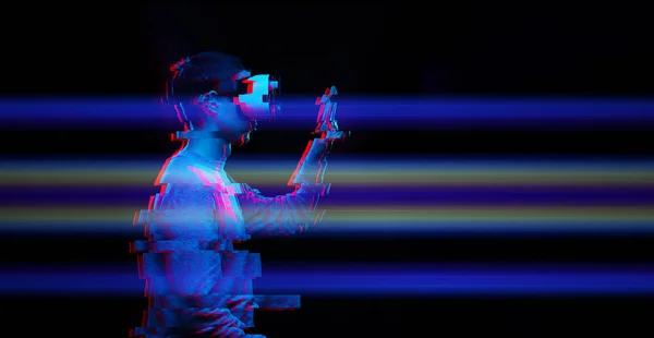 El hombre está usando auriculares de realidad virtual. Imagen con efecto glitch . — Foto de Stock