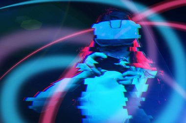 Sanal gerçeklik kulaklıklı kadın oyun oynuyor. Hata efektli resim.