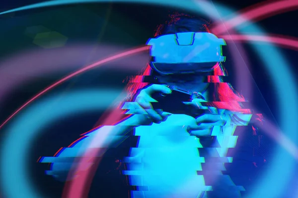 Femme avec casque de réalité virtuelle joue jeu. Image avec effet de pépin. — Photo