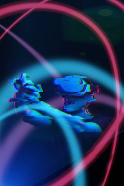 Sanal gerçeklik kulaklığı olan adam oyun oynuyor. Hata efektli resim.