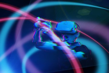 Sanal gerçeklik kulaklığı olan adam oyun oynuyor. Hata efektli resim.