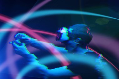 Sanal gerçeklik kulaklığı olan adam oyun oynuyor. Hata efektli resim.