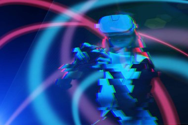 Sanal gerçeklik kulaklıklı kadın oyun oynuyor. Hata efektli resim.