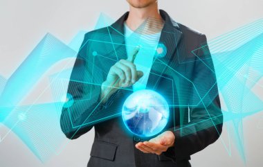 Parlayan hologramlı dijital küreyi tutan işadamı. İş ve yenilik gebeliği