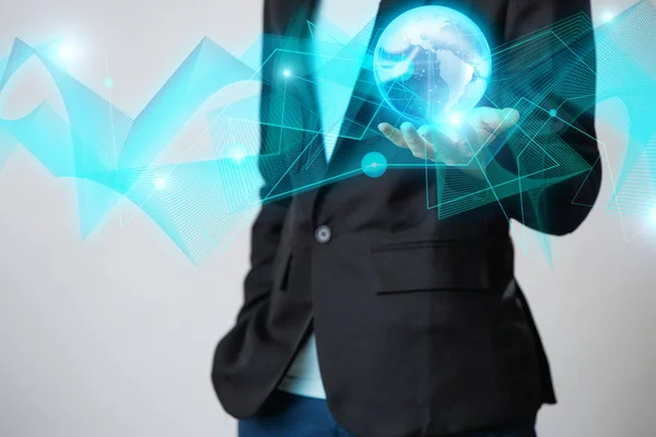 Empresário segurando o globo digital do holograma brilhante. Conceito de empresa e inovação — Fotografia de Stock
