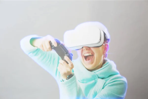 Vrouw met virtual reality headset speelt spel. Afbeelding met hologram effect. — Stockfoto