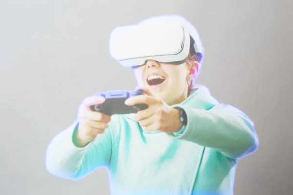 Frau mit Virtual-Reality-Headset spielt Spiel. Bild mit Hologramm-Effekt. — Stockfoto