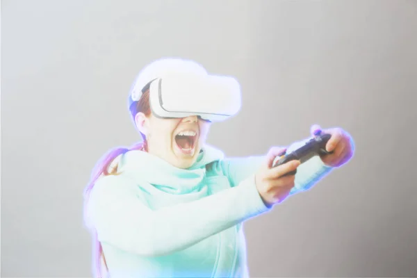 Donna con auricolare realtà virtuale sta giocando. Immagine con effetto ologramma . — Foto Stock