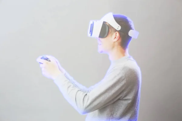 Homme avec casque de réalité virtuelle joue jeu. Image avec effet hologramme . — Photo