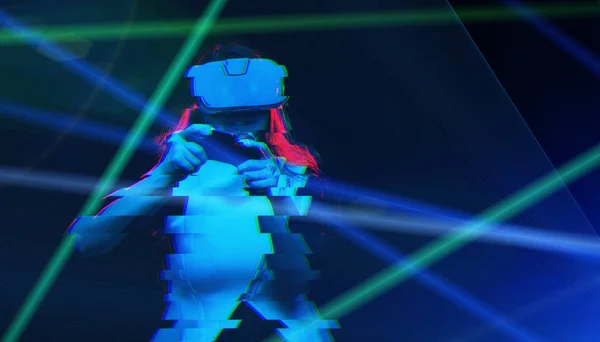 Femme avec casque de réalité virtuelle joue jeu. Image avec effet de pépin. — Photo