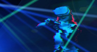 Sanal gerçeklik kulaklıklı kadın oyun oynuyor. Hata efektli resim.