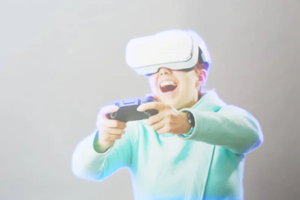 Mujer con auriculares de realidad virtual está jugando juego. Imagen con efecto holograma . —  Fotos de Stock