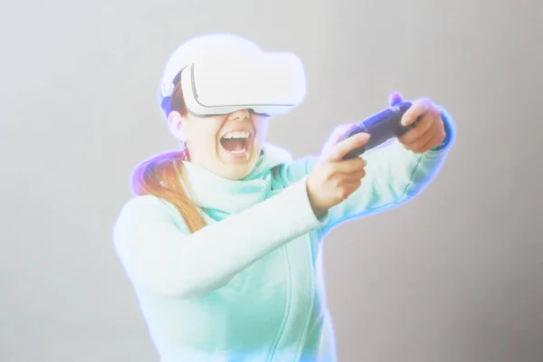 Жінка з гарнітурою віртуальної реальності грає в гру. Зображення з ефектом голограми . — стокове фото