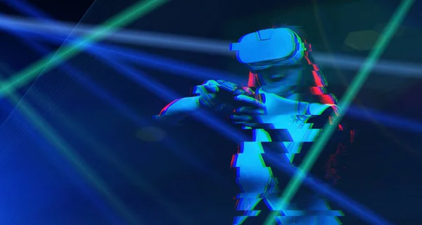 Kvinna med virtuell verklighet headset spelar spel. Bild med glitch effekt. — Stockfoto