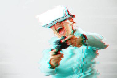 Sanal gerçeklik kulaklıklı kadın oyun oynuyor. Hata efektli resim.