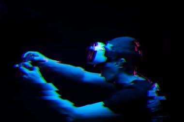 Sanal gerçeklik kulaklığı olan adam oyun oynuyor. Hata efektli resim.