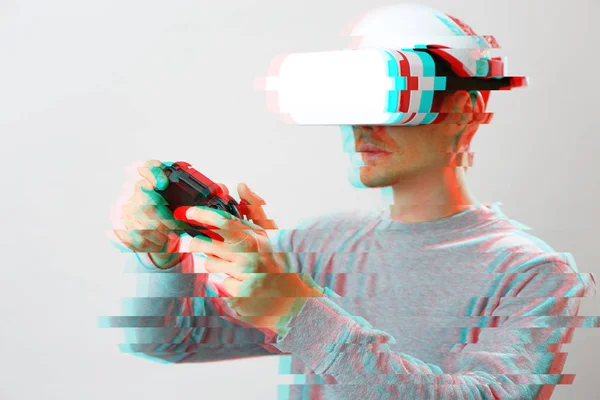 Homem com fone de ouvido realidade virtual está jogando jogo. Imagem com efeito de falha . — Fotografia de Stock