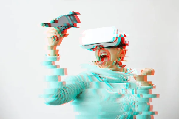 Kvinna med virtuell verklighet headset spelar spel. Bild med glitch effekt. — Stockfoto