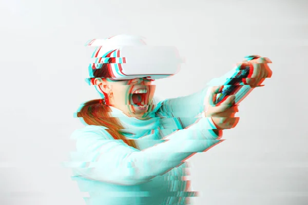 Frau mit Virtual-Reality-Headset spielt Spiel. Bild mit Pannen-Effekt. — Stockfoto