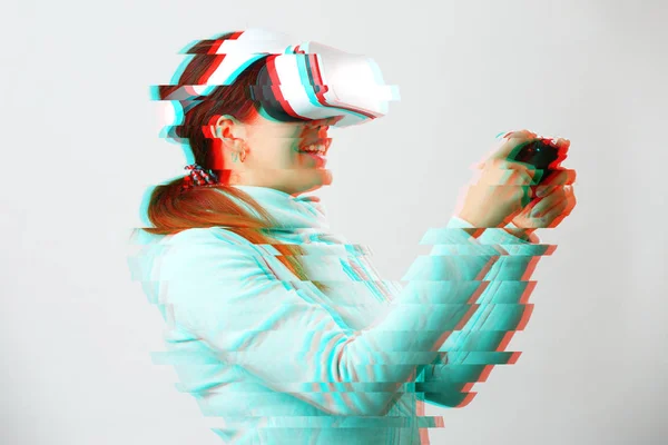 Vrouw met virtual reality headset speelt spel. Afbeelding met glitch effect. — Stockfoto