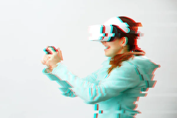 Γυναίκα με ακουστικά εικονικής πραγματικότητας παίζει παιχνίδι. Εικόνα με εφέ δυσλειτουργίας. — Φωτογραφία Αρχείου