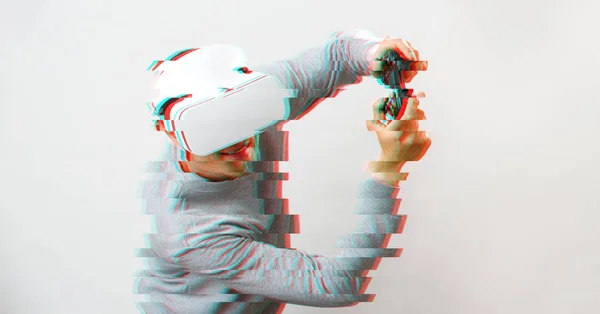 Man med virtuell verklighet headset spelar spel. Bild med glitch effekt. — Stockfoto