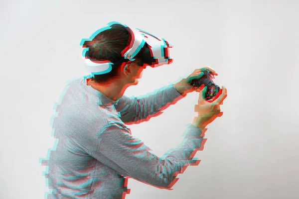 Homem com fone de ouvido realidade virtual está jogando jogo. Imagem com efeito de falha . — Fotografia de Stock
